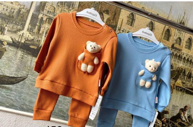 Костюм двойка: кофточка и штанишки. С игрушкой. Размер: 6м, 1г., 18 м, 24м, Цвет: оранжевый и  бледно васильковый